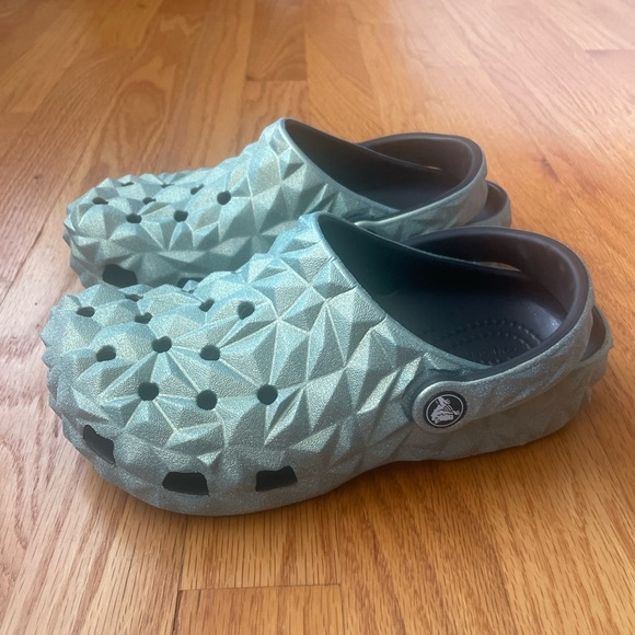 Brand New! Crocs Geometric Classic Clogs in Iridescent Aqua - Picture 5 of 10